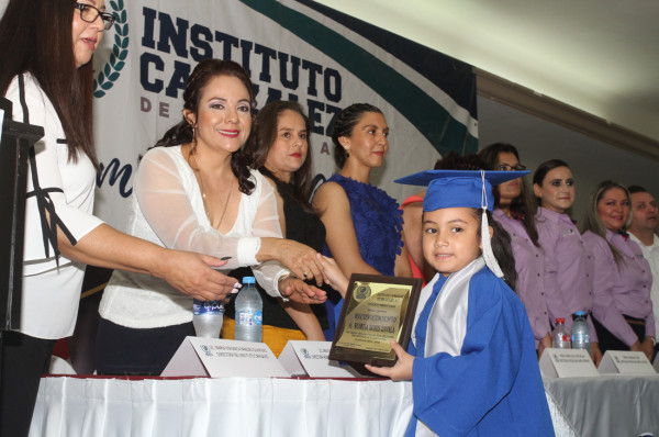 Escalan peldaño académico en Instituto Canizález de Mazatlán