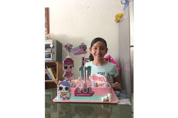 Ivanna Zúñiga Chiquete, feliz con su pastel temático de las “Muñecas Lol Surprise”.