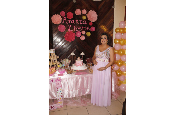 Amada Lizette Lara preside festejo prenatal
