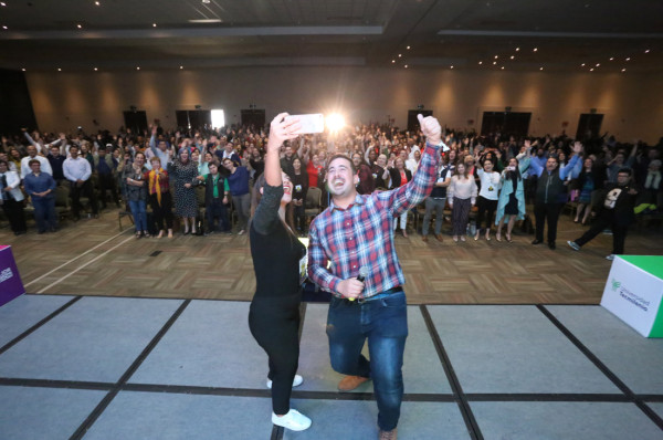 Julieta Medrano y el conferencista Jesús Pelluch se toman una selfie con los asistentes al Congreso de Valores.