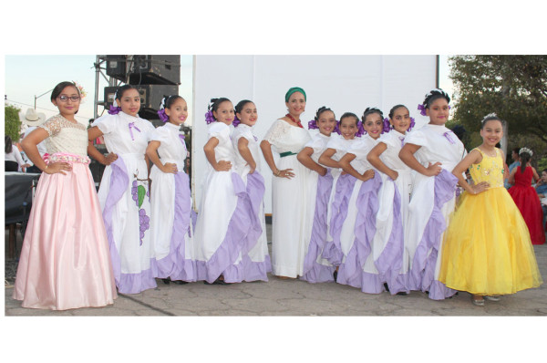 La maestra Adelita Moreno Cazares, rodeada de sus artistas.