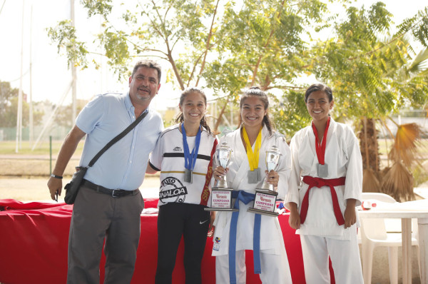 Jesús Moreno, organizador de la justa, junto a Mayemi Hernández, Karime Hernández y Leslye Rochin, ganadores de segundo, primero y tercer lugar, respectivamente, en cintas negra femenil.