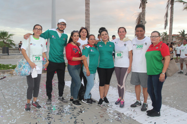El medallista de parapanamericanos de Lima, Jesús Martínez, con trabajadores.