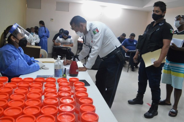 Policías de Mazatlán son sometidos a exámenes antidoping