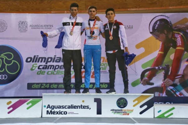 Jesús Espinoza (der.) logra bronce en la vuelta detenida individual varonil categoría A.
