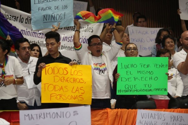 Tiago Ventura e integrantes de la comunidad se manifestaron ayer en el Congreso.