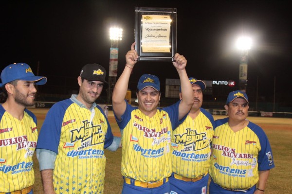 Entregan reconocimiento a Julión por sus 10 años de carrera