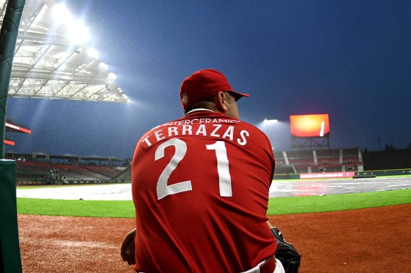 Iván Terrazas observa la lluvia.
