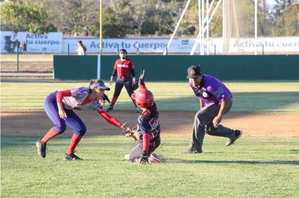 Ladies se comporta a la altura en la Liga de Softbol del Centro Deportivo Benito Juárez