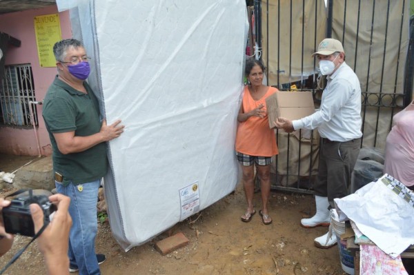 Gobierno de Mazatlán entrega apoyos a familias damnificadas por lluvias en Tercera Ampliación de Urías