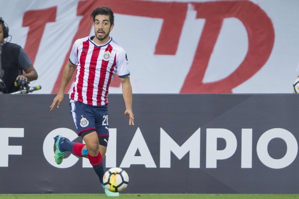 A falta de futbol, Rodolfo Pizarro discute en Twitter con José Luis Higuera
