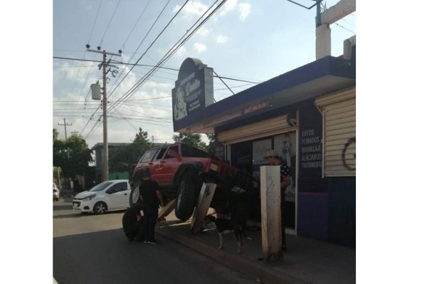 En Culiacán, una camioneta queda arriba de una barra de contención