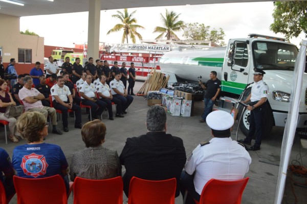 Reciben Bomberos de Mazatlán equipo y uniformes gracias a apotaciones ciudadanas