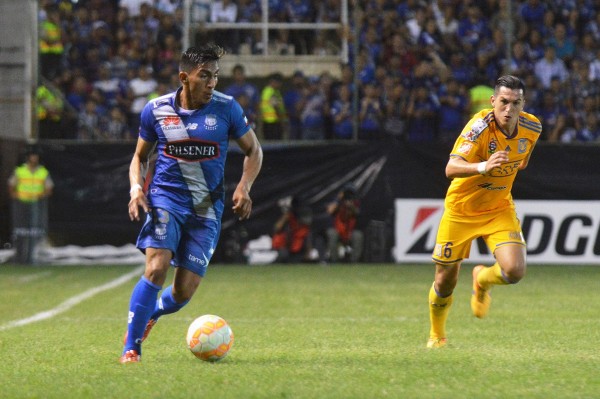 Ángel Mena (izq.) llegaría en venta definitiva.