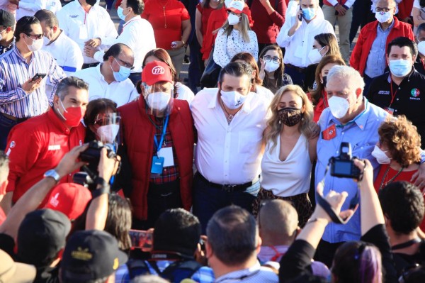 Abrazos, besos, un autocinema donde nadie se quedó dentro de su auto, así rindió protesta Mario Zamora como candidato