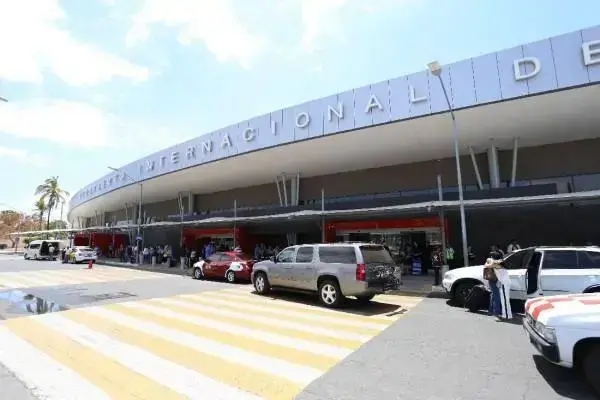 El aeropuerto de Mazatlán registró una contracción en el movimiento de pasajeros durante el primer semestre de 2026.