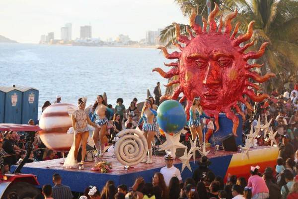 La semana pasada, el Secretario de Salud en Sinaloa, Héctor Melesio Cuén Ojeda, dijo que si los contagios son muchos para la fecha del Carnaval, programado del 24 de febrero al 1 de marzo, el evento masivo se cancelaría.