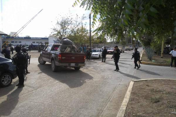 Autoridades estatales acompañan a un grupo de desplazados de la sierra de Rosario.