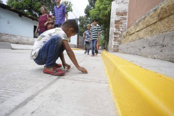 pavimentación de calle en una colonia popular de Mazatlán.