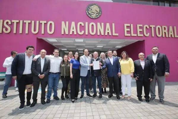 Registro del Frente Amplio por México ante el INE.