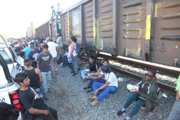 Migrantes en Mazatlán a la espera de que el tren viaje al norte del País.