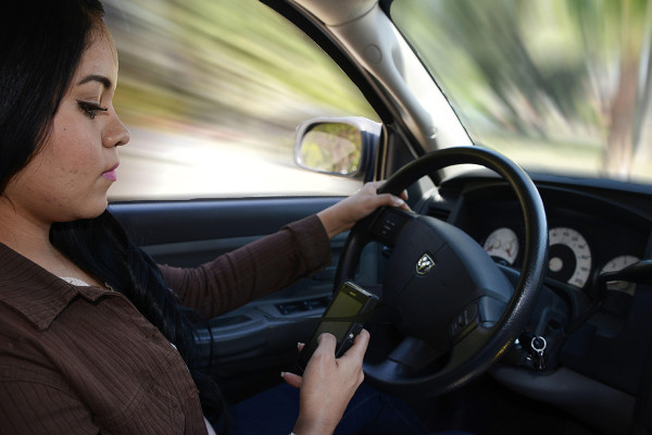 SEGURIDAD Cuida tu vida, evita usar el celular al conducir