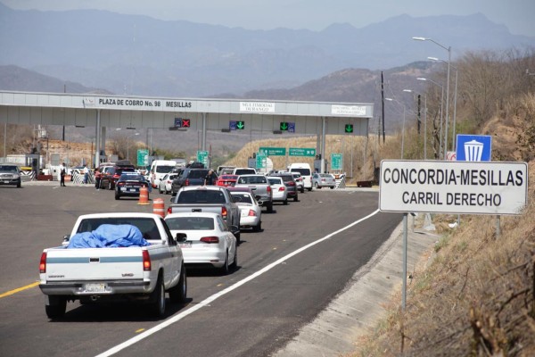Colapsa demanda automovilistas cruce en caseta de peaje de Mesillas hacia Durango