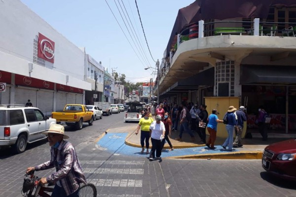 En Mazatlán, con semáforo en rojo por el Covid-19, la gente se desborda en el Centro de la ciudad