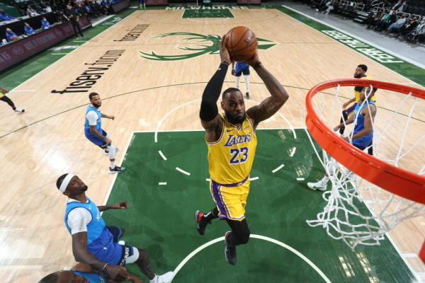 Los triples de LeBron James y Kentavious Caldwell-Pope le dan la victoria a Los Ángeles Lakers ante Milwaukee Bucks