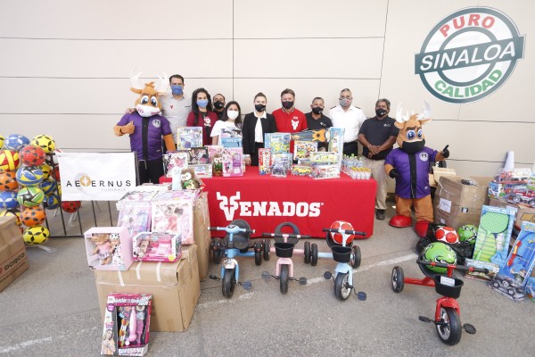 Directivos del Club Venados de Mazatlán y Grupo Aeternus Funerales, hacen la entrega de los juguetes y las roscas.