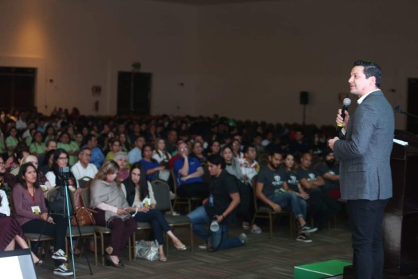 Jóvenes y familias acuden al primer día del Congreso de Valores en Mazatlán