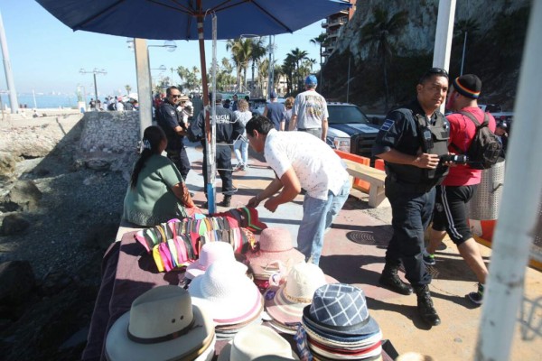 Se 'rebelan' comerciantes y se reinstalan en la Sánchez Taboada, en Mazatlán