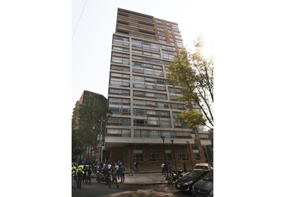 El edificio Hares está ubicado en Avenida Ejército Nacional y Bahía de San Hipólito, Colonia Nueva Anzures, de la delegación Miguel Hidalgo.