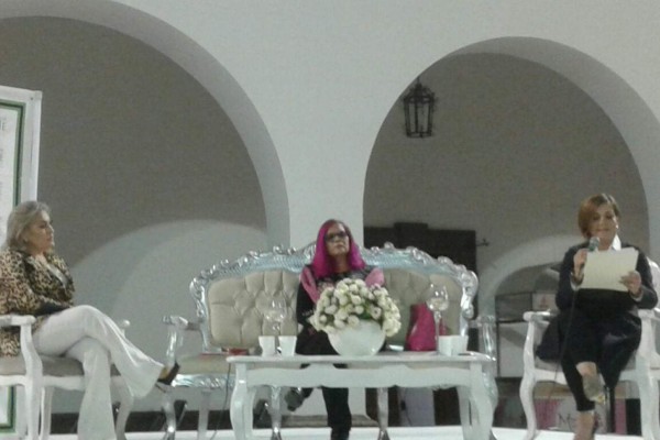 Dina Grijalva estuvo acompañada por Elia Araujo y Victoria Tatto, presidenta y responsable de cultura, de AMMJE, respectivamente.