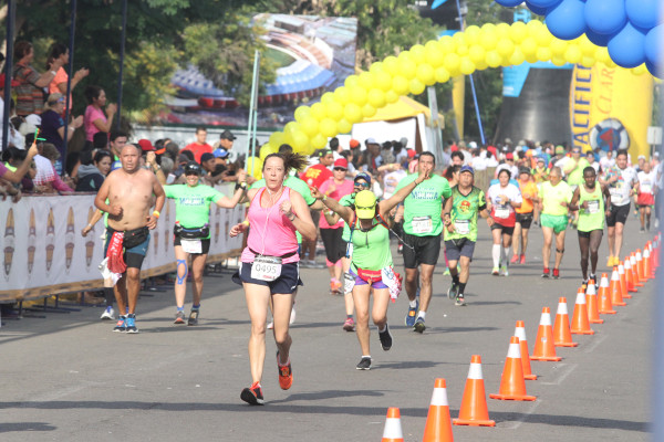 Madrugan y cumplen reto de correr el Gran Maratón Pacífico