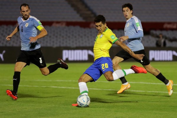 Brasil superó a Uruguay en un duro partido.