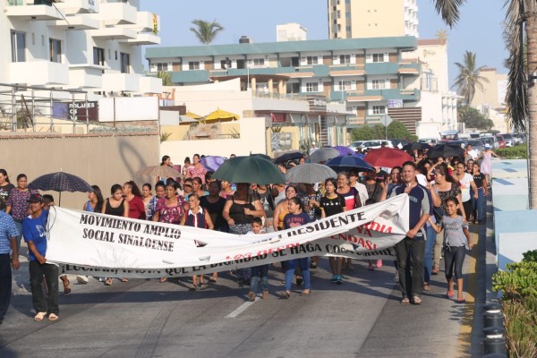 Marchan desplazados de Sinaloa en Mazatlán en demanda de vivienda