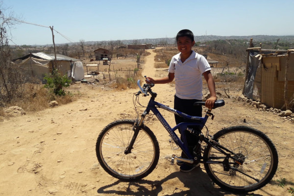 Apoyan lectores a Naydelin y Juan hasta con una bicicleta; ¡gracias!, responde el niño