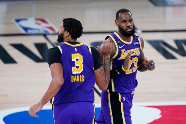 LeBron James y Anthony Davis muestran su versión estelar y Lakers toma ventaja ante Trail Blazers