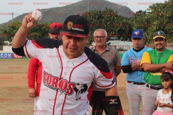 Reconocen trayectoria de Ricardo García en la apertura de la Liga de Beisbol Mercados 2017