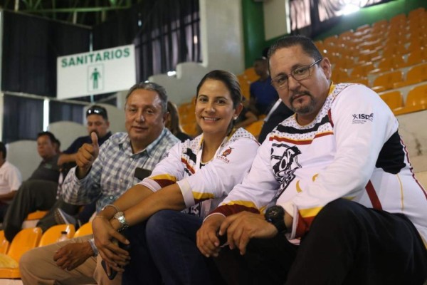 Baltazar Ramírez (der.) junto a Paola Moncayo.