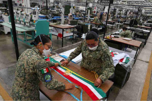 $!Fotos: así se confeccionó la banda presidencial que Sheinbaum usará en su primer Grito de Independencia