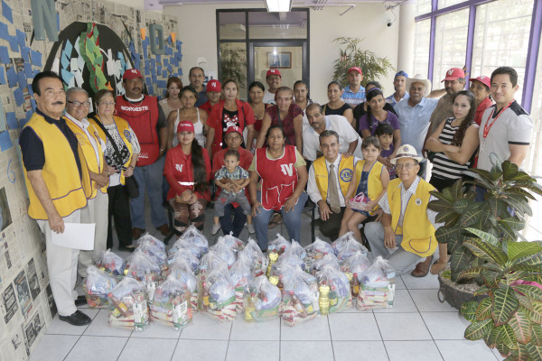 Club de Leones, lleva alimento a 30 familias