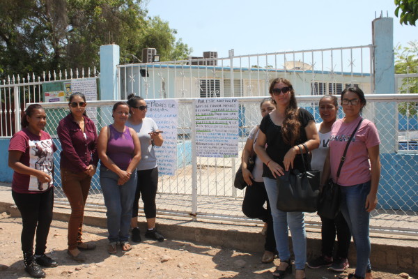 Suspenden clases padres de familia en demanda de que se conecte la subestación