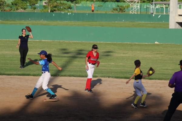 Listas las finales en las Ligas de Softbol Femenil del Club Chololos