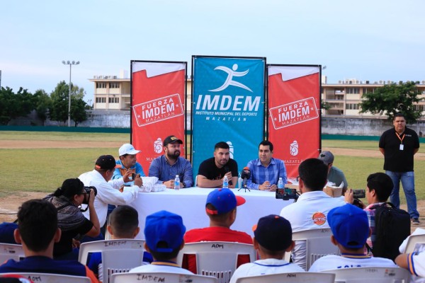 Convive José Luis Urquidy con decenas de peloteritos en Mazatlán