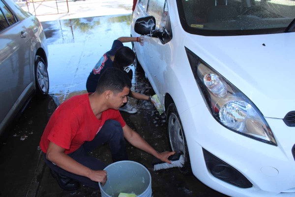 Los bomberos de las cuatro estaciones que operan en Mazatlán lavaron carros y hoy continuarán en la Insurgentes.