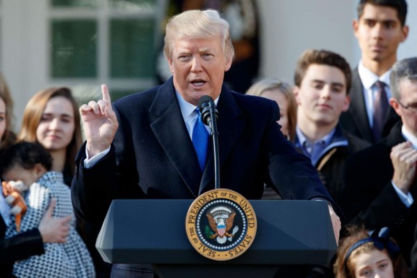 Renueva Trump vigilancia de inteligencia extranjera