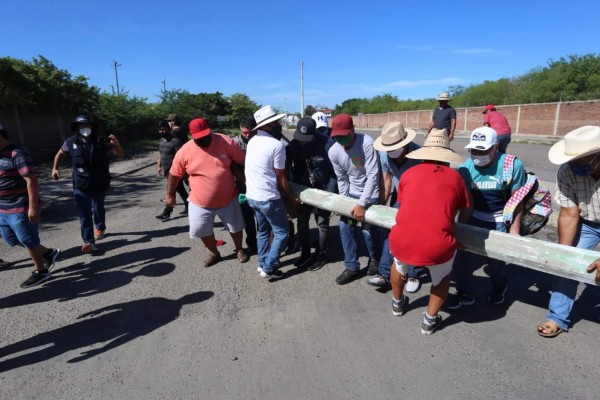 Pescadores y trabajadoras de congeladoras de Mazatlán vuelven a protestar y bloquean planta de Pemex La Esperanza