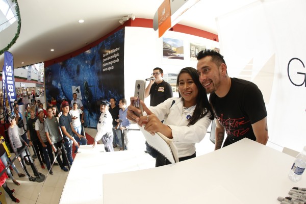 Rubens Sambueza hace sus diabluras en Plaza Galerías Mazatlán